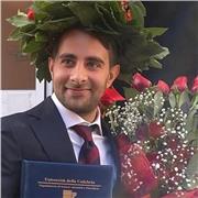 Laureato in Giurisprudenza impartisce lezioni di Diritto in tutte le materie previste dal piano di studi del Corso di Laurea Magistrale in Giurisprudenza